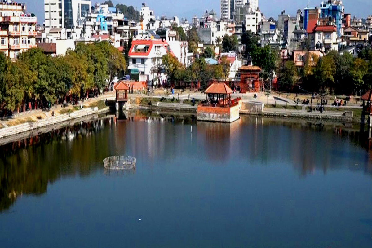 निर्माण नसकिँदै कमलपोखरीमा घुमफिर गर्नेको भीड